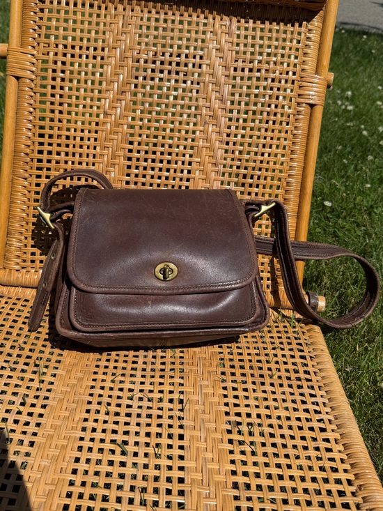 Coach Handbags - Vintage Coach Rambler Turn Lock Crossbody Bag Glove Tanned Leather Brown